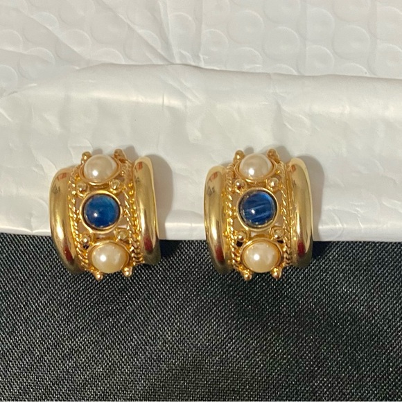 Joan Rivers faux blue and white cabachons clip on earrings - Picture 2 of 8